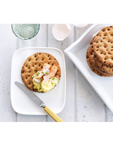 FINN CRISP Original Rye ümmargused näkileivad taldrikul võileviakattega