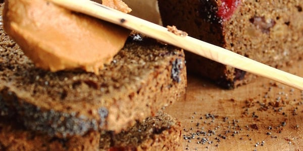 Täisteraleib kuivatatud puuviljade ja mooniseemnetega