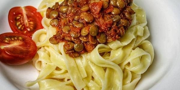 Lihtne pasta läätsedega tomatikastmes