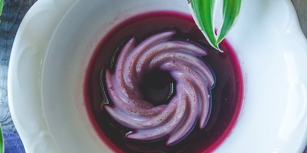 Kookose-metsmustika panna cotta