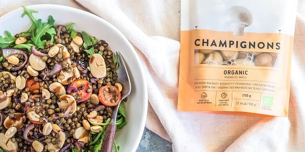 Salat, kus kohtuvad läätsed šampinjonidega