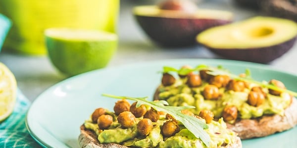 Võileib avokaado ja särtsakate kikerhernestega