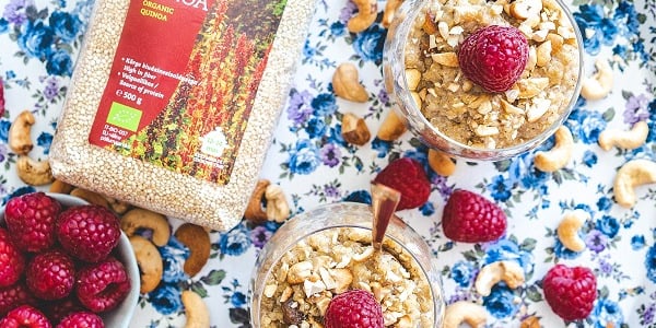 Kinoa-puding rosinate ja röstitud India pähklitega