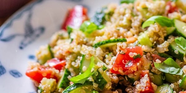 Kirju kinoasalat kurgi, tomati ja avokaadoga