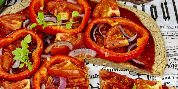 Taimne pitsa valge oa põhjal