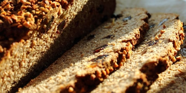 Mahe ingveri-rosina täistera rukkileib meega