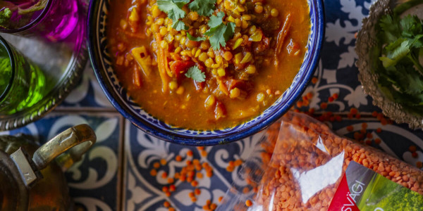 Tummine vürtsikas läätsesupp