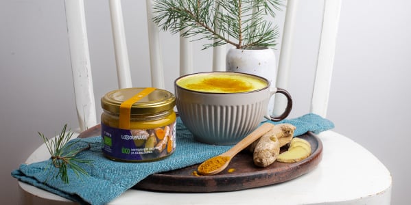 Kuldne latte ehk soe jook Loodusvägi kurkumi ja ingveri metsameega