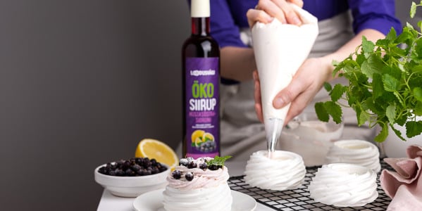 Pavlova-koogikesed mustasõstrasiirupi kreemiga