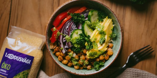 Hirsikauss krõbedate kikerherneste ja köögiviljadega