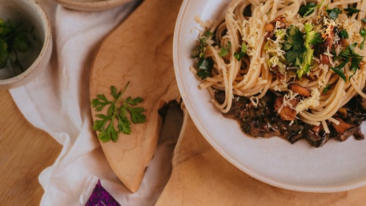 Kreemine kukeseenepasta täistera spagettidega 