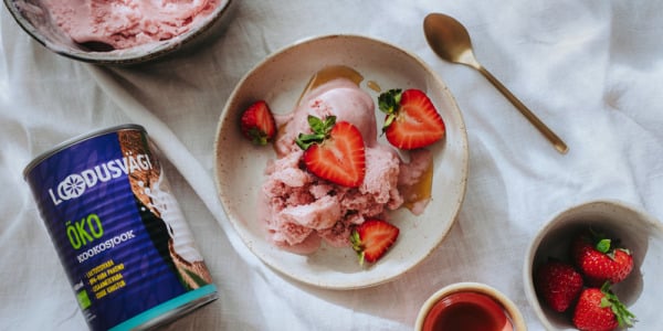 Kookosjoogist maasikajäätis 