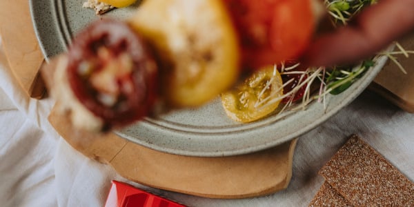 Taimne ‘’ricotta’’ ja värske tomat Finn Crisp näkileivaga