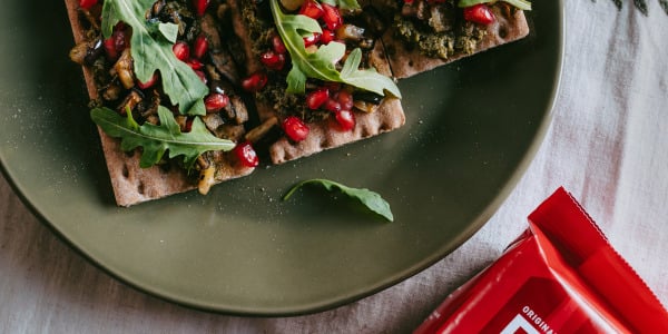 Röstitud baklazaani, pesto, granaatõuna ja rukolaga näikileivad