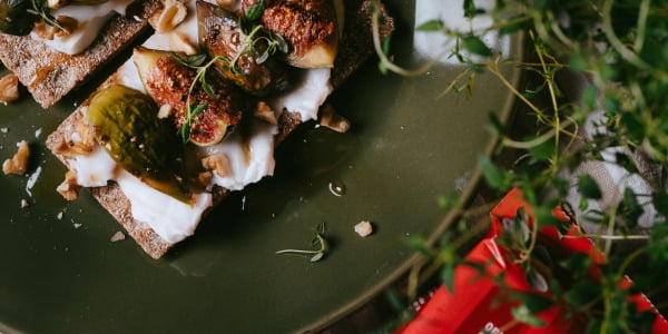 Näkileivad viigimarjade, toorjuustu ja kreeka pähklitega 