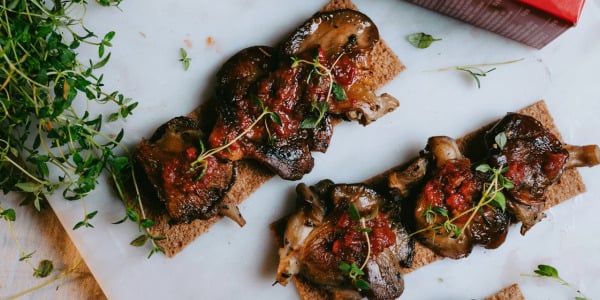 Näkileivad pruunistatud austerservikute ja harissaga 