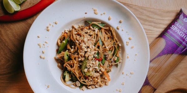 Maapähklikastmega nuudliroog