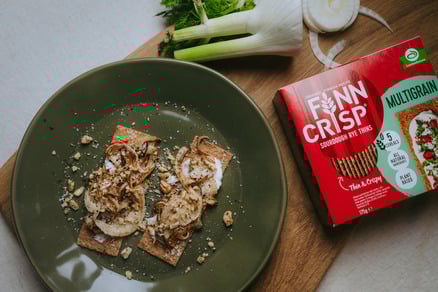 Pruunistatud fenkoli, toorjuustu ja kreeka pähklitega näkileivad 