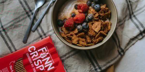 Kaneelised näkileivad jogurti ja marjadega 