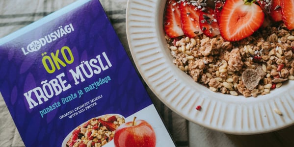 Loodusvägi ÖKO krõbe müsli ja värskete maasikatega kakao smuutikauss