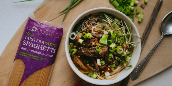 Ramen pruunistatud austerservikute, misoleemega ja Loodusvägi spagettidega
