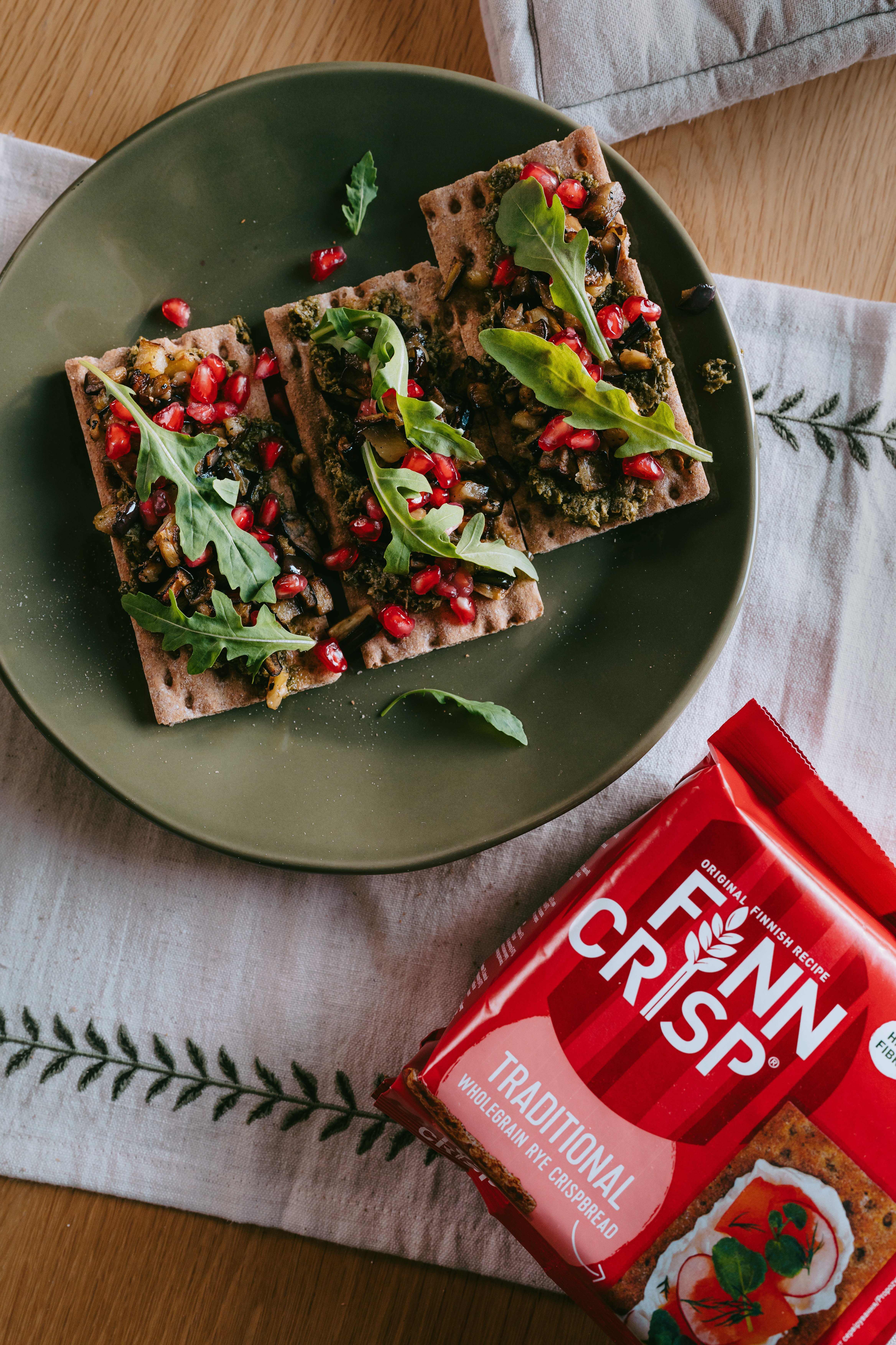 Röstitud baklazaani, pesto, granaatõuna ja rukolaga näikileivad