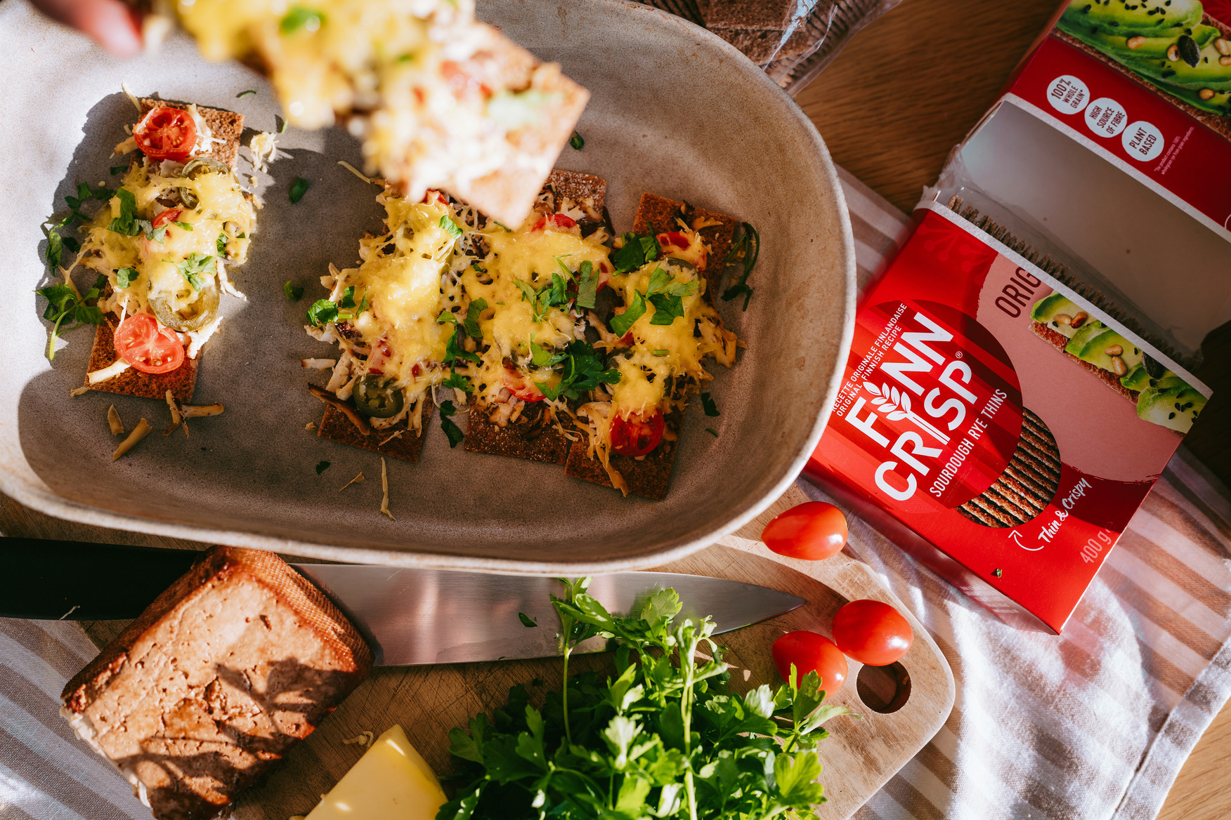 Suitsutofu, jalapeno & juustuga küpsetatud näkileivad